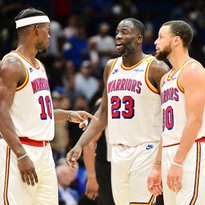 开云体育官方网站-库里：曾觉得自己无所不能 但队友倒下我却无能为力这让人沮丧